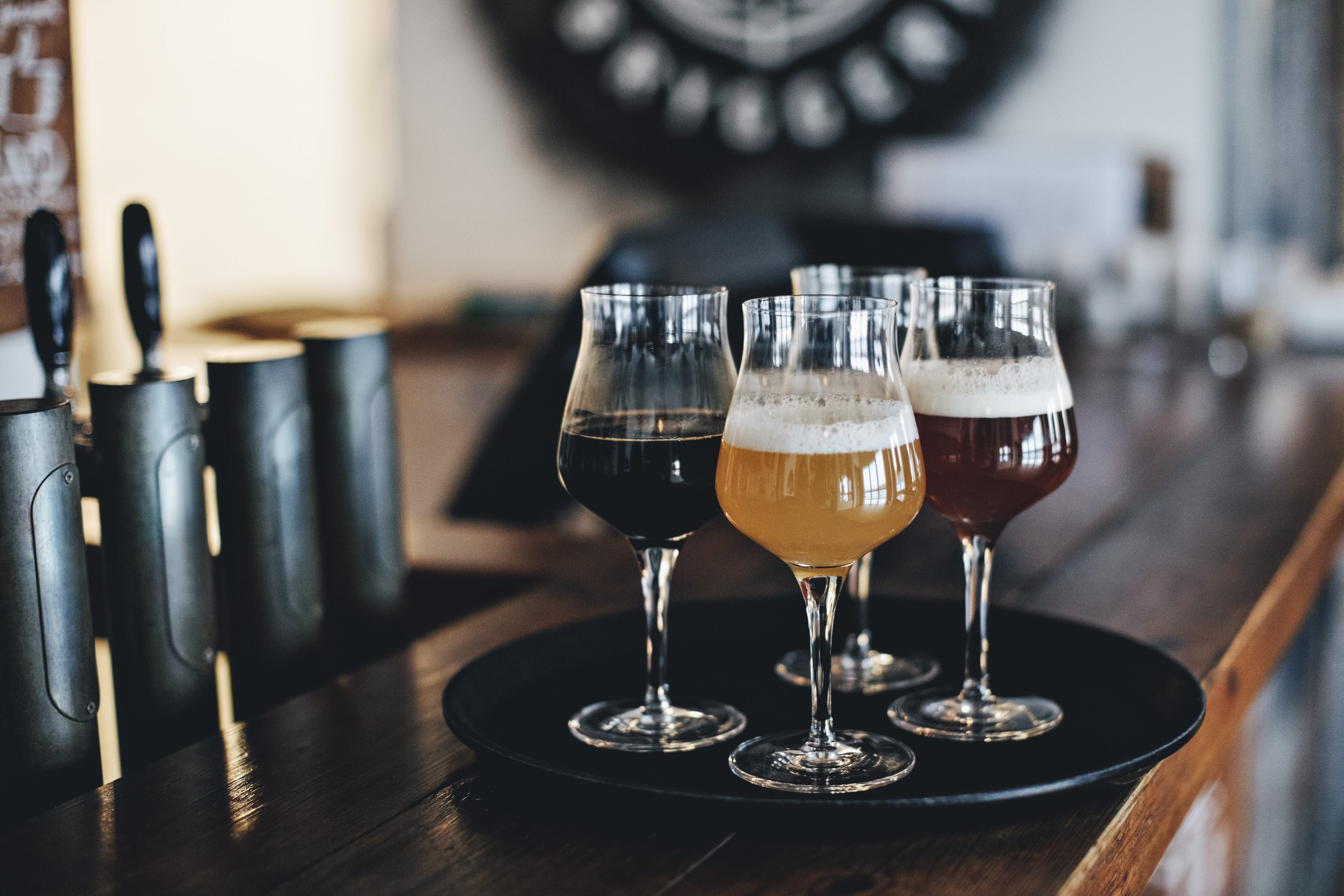 Cervezas en una barra de bar.