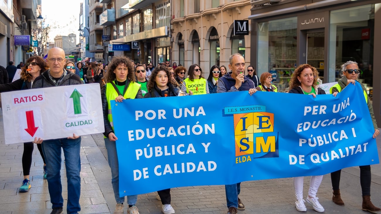 Tras la concentración, los docentes se han desplazado en manifestación hasta la estación de autobuses de Petrer para unirse a las reivindicaciones de Alicante