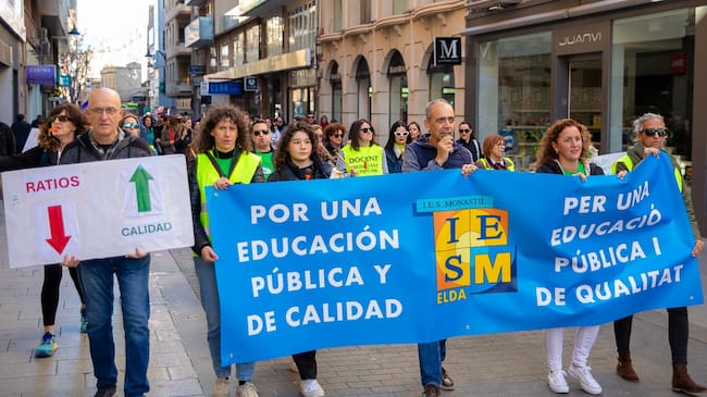 Tras la concentración, los docentes se han desplazado en manifestación hasta la estación de autobuses de Petrer para unirse a las reivindicaciones de Alicante