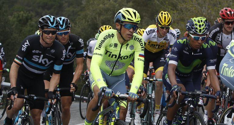 El corredor español del equipo Tinkoff, Alberto Contador, sube el puerto de Els Angels acompañado de los ciclistas del Team Sky Nicolas Roche  y Cris Froome 