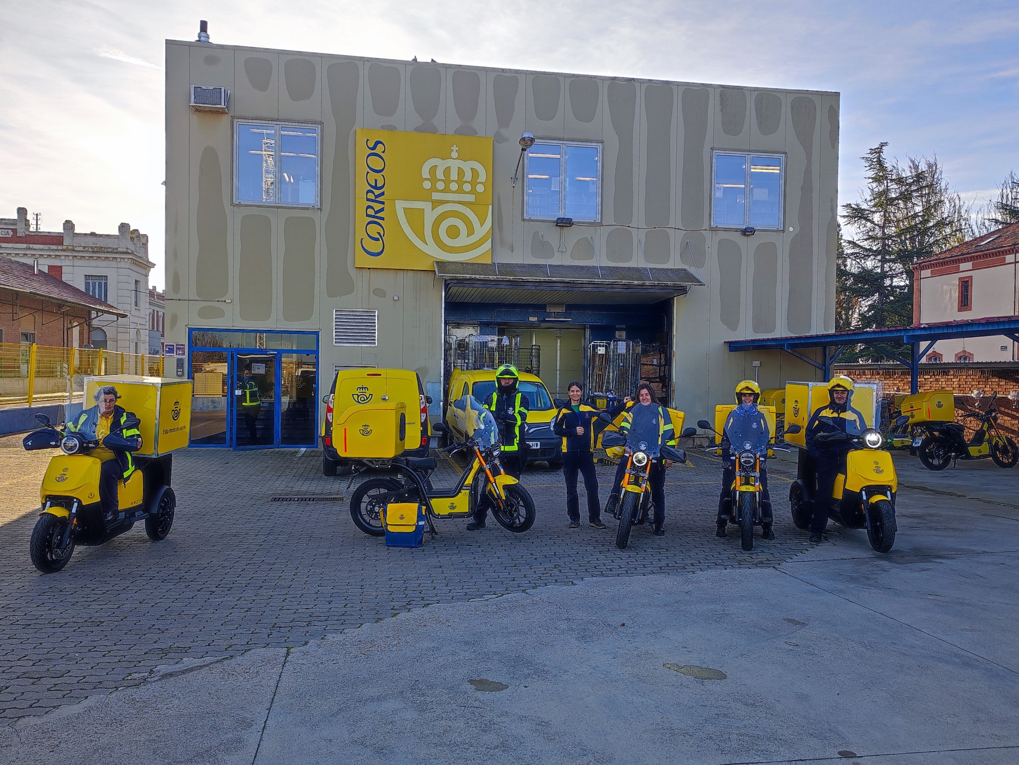 Correos amplía su flota eléctrica de Palencia con 2 motos de tres ruedas