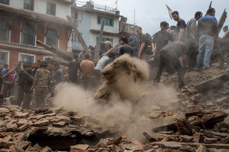 Personas retirando escombros en la capital de Nepal