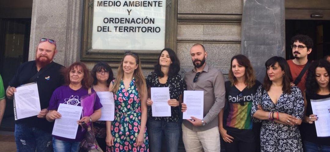 Isa Serra acompañada de otros representantes de Podemos en el sur de Madrid tras presentar las alegaciones sobre el vertedero de Pinto. 