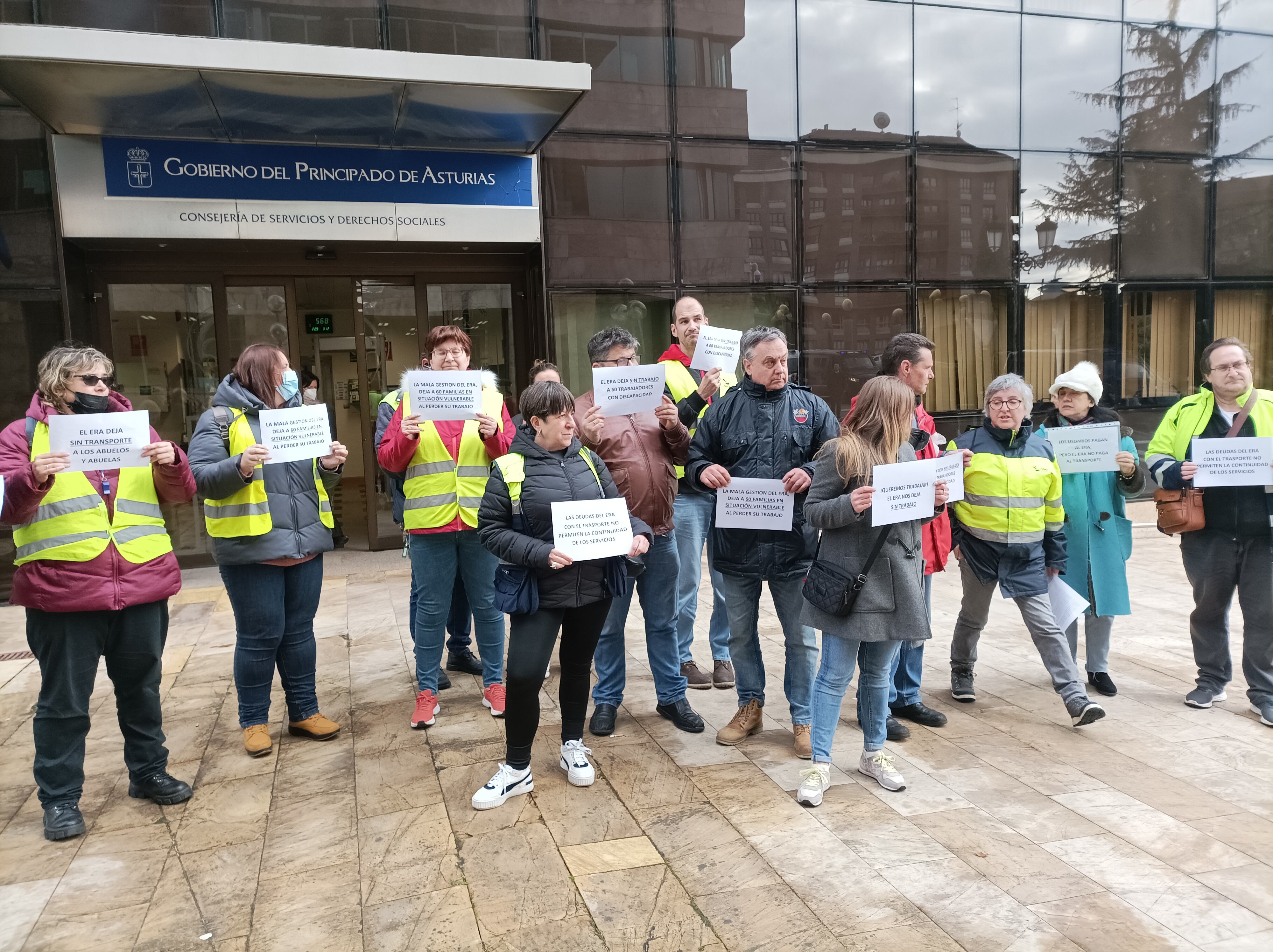 Concentración de trabajadores del transporte adaptado ante la consejería de Derechos Sociales