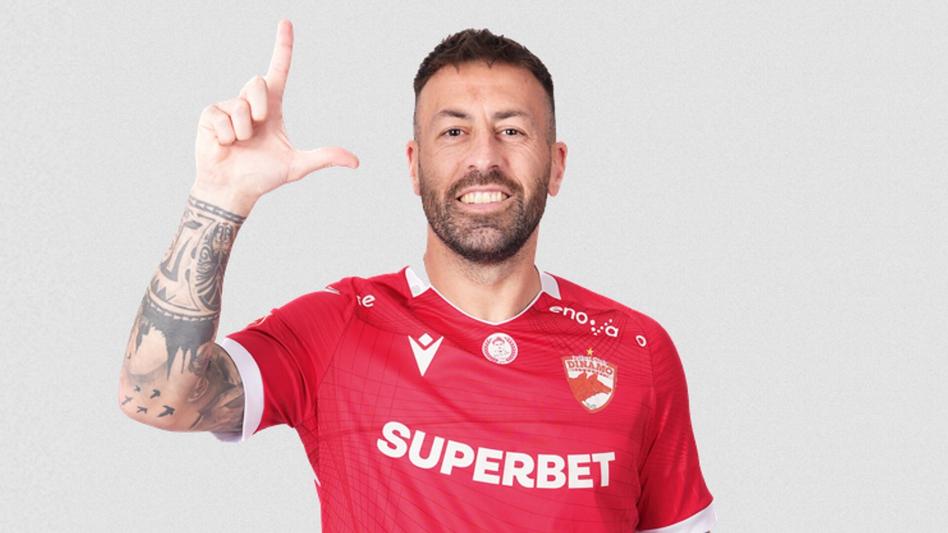 Antonio Luna con la camiseta del Dinamo de Bucarest