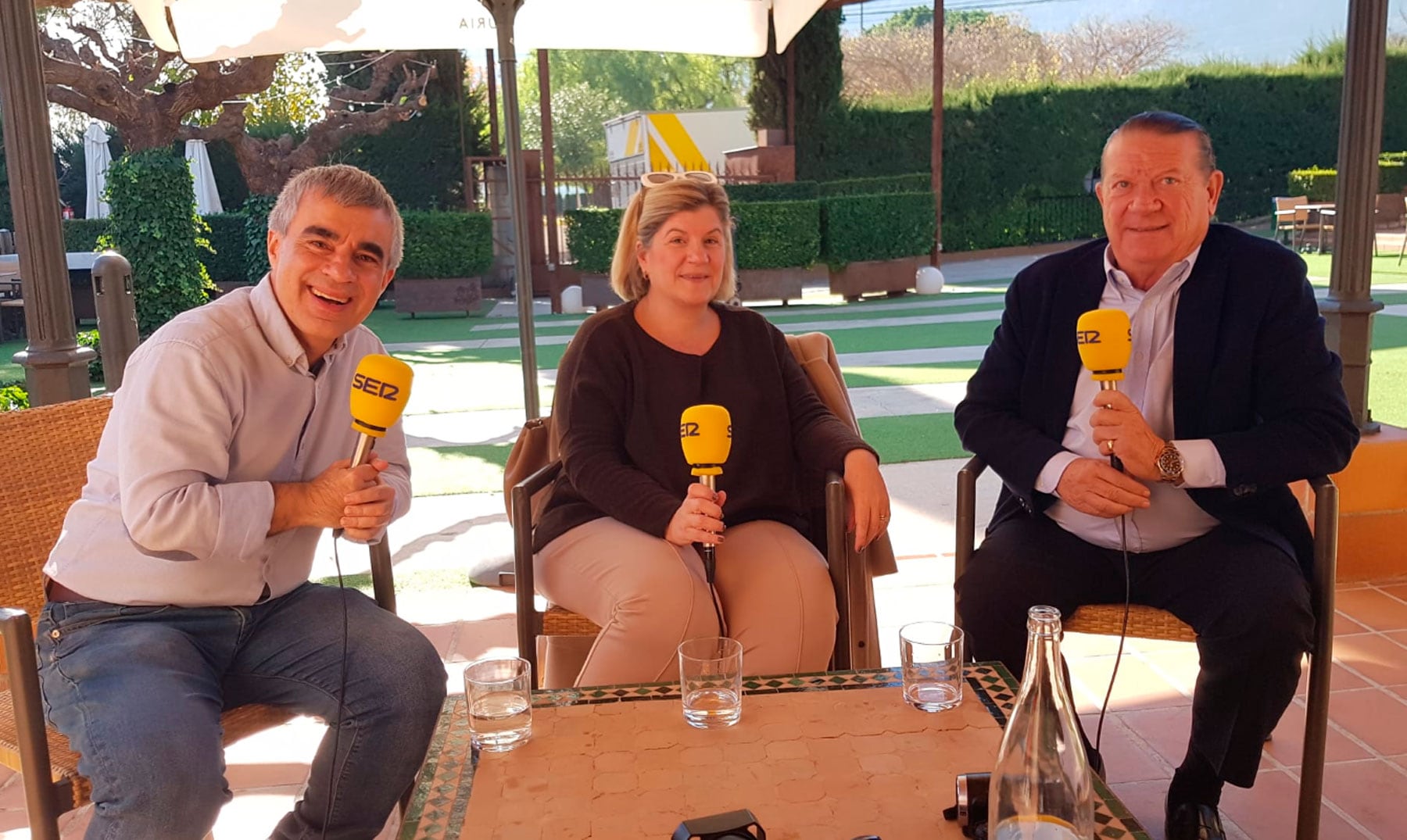 Consuelo Vaquer i Jorge Vaquer, junt a Paco Agulló, durant l'entrevista en la terrassa del restaurant L'Escaleta