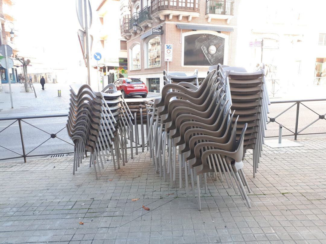 Las sillas de las terrazas arandinas permanecen apiladas desde hace dos semanas que comenzó el cierre de la restauración para frenar la pandemia