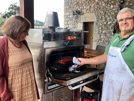 Mireia Alonso contempla la labor en el horno exterior de Mañe