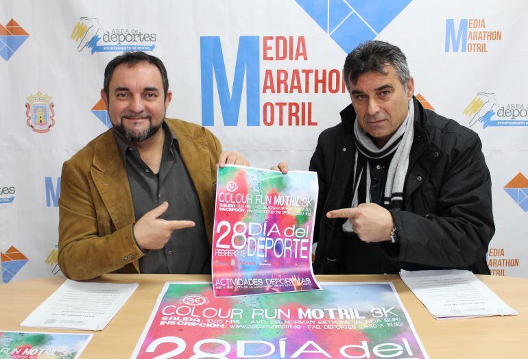 El concejal de deportes, Miguel Ángel Muñoz junto con el director de deportes, Emilio García mostrando el cartel anunciador del Día del Deporte