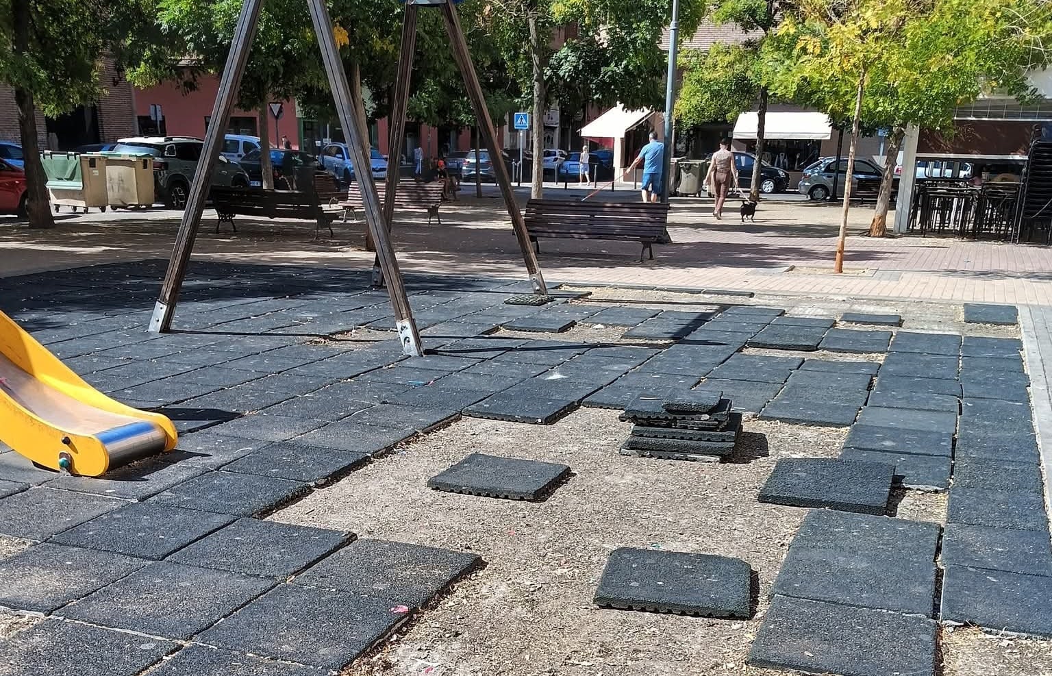 PSOE e IU denuncian el abandono de los parques infantiles pese al superávit municipal