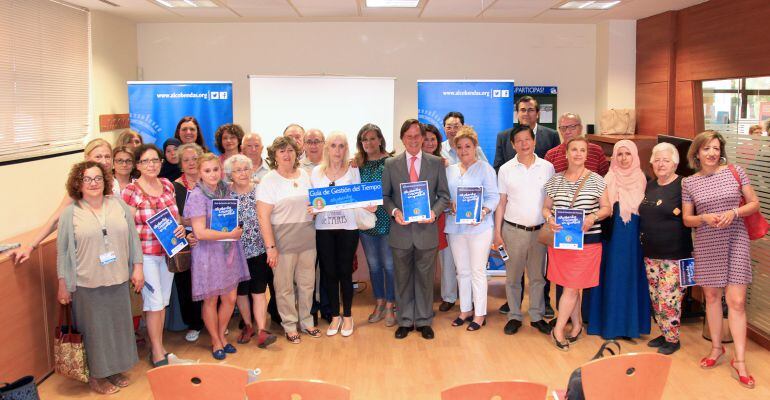 Presentación de la 'Guía de Gestión del Tiempo' con el Alcalde Ignacio García de Vinuesa y la concejal de Familia 'Mónica Sánchez'