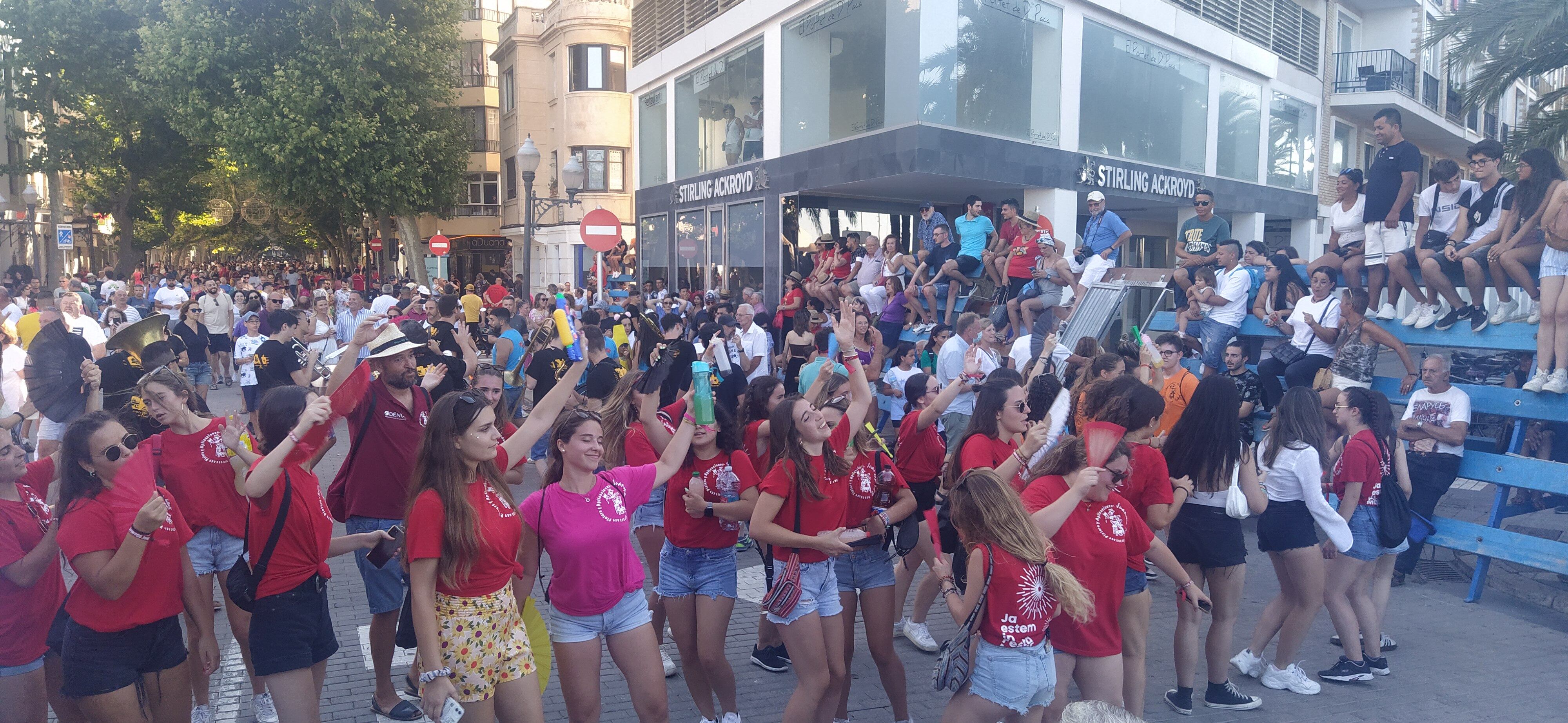 Quintos amenizando la previa a la primera entrada de toros en Dénia.