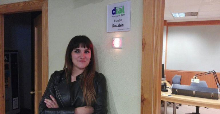 María Rozalén, en una foto de archivo, cuando bautizó con su nombre el estudio de Cadena Dial en Albacete