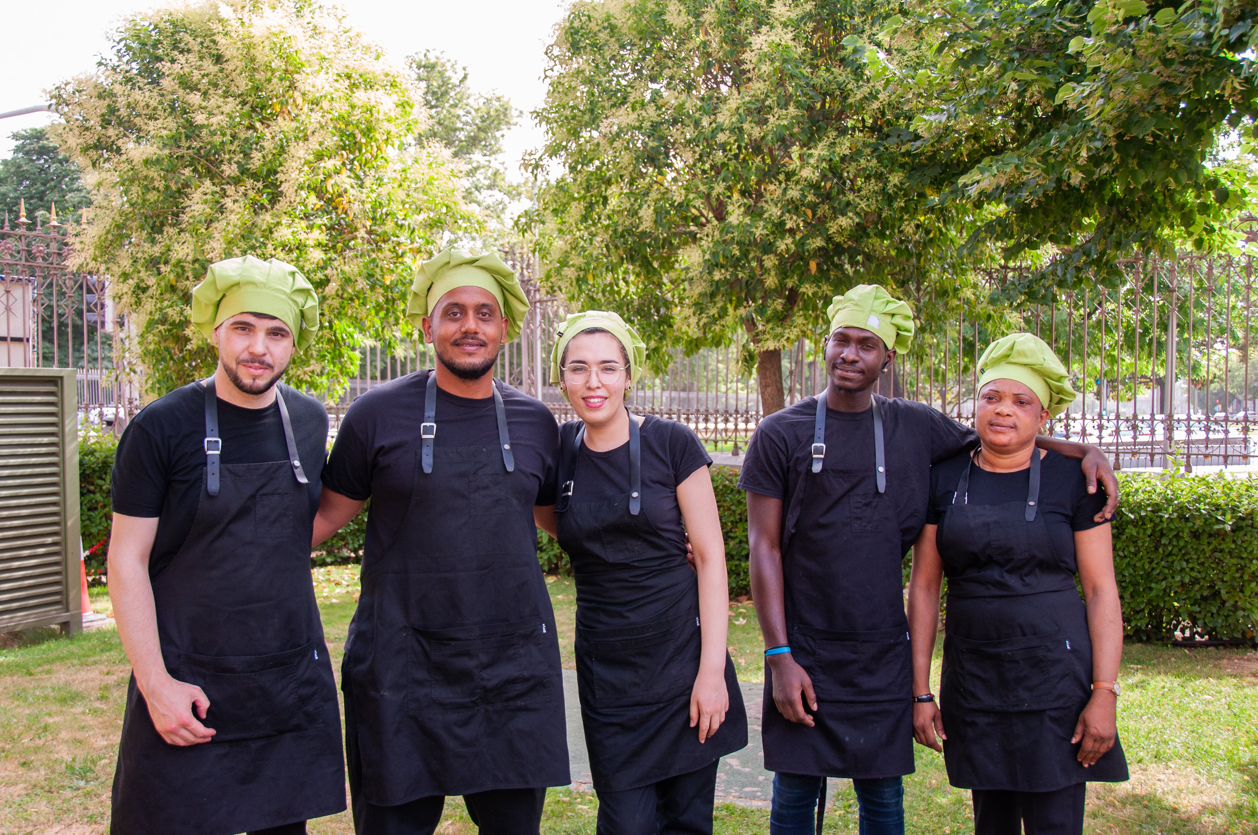 Moha (2i) y Aliu (2d), junto a sus compañeros en el equipo de cocina en la Casa Árabe de Madrid.