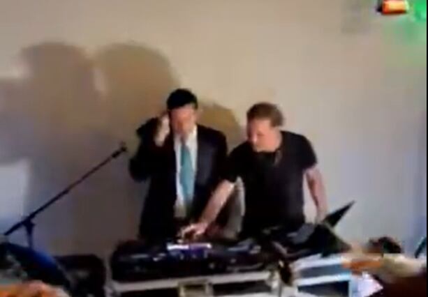 El secretario de estado Marco Rubio haciendo de DJ en una boda familiar