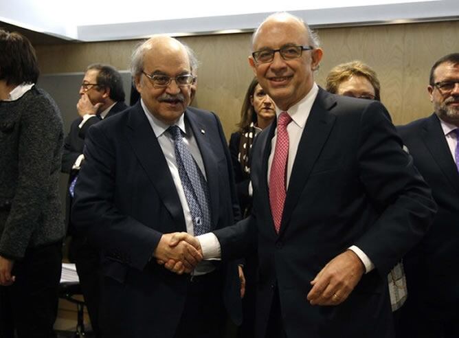 El ministro de Hacienda, Cristóbal Montoro, saluda al consejero de Economía catalán, Andreu Mas-Colell, al inicio de la anterior reunión del Consejo de Política Fiscal y Financiera