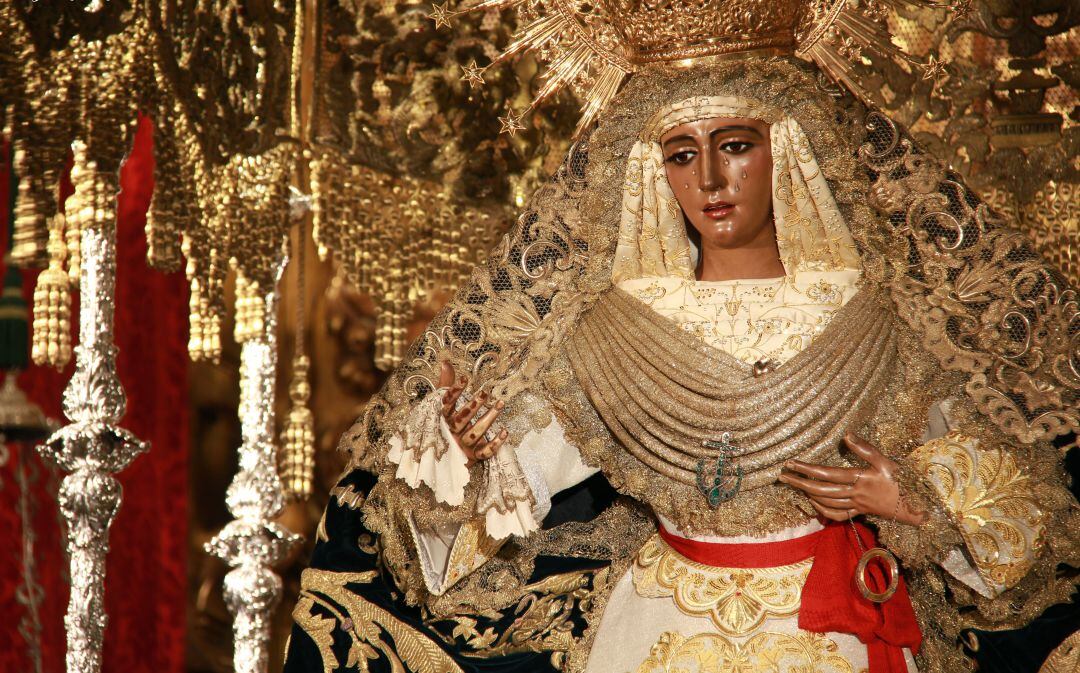 La Esperanza de Triana luce ya entronizada en su paso de palio a la espera de su salida extraordinaria del próximo jueves