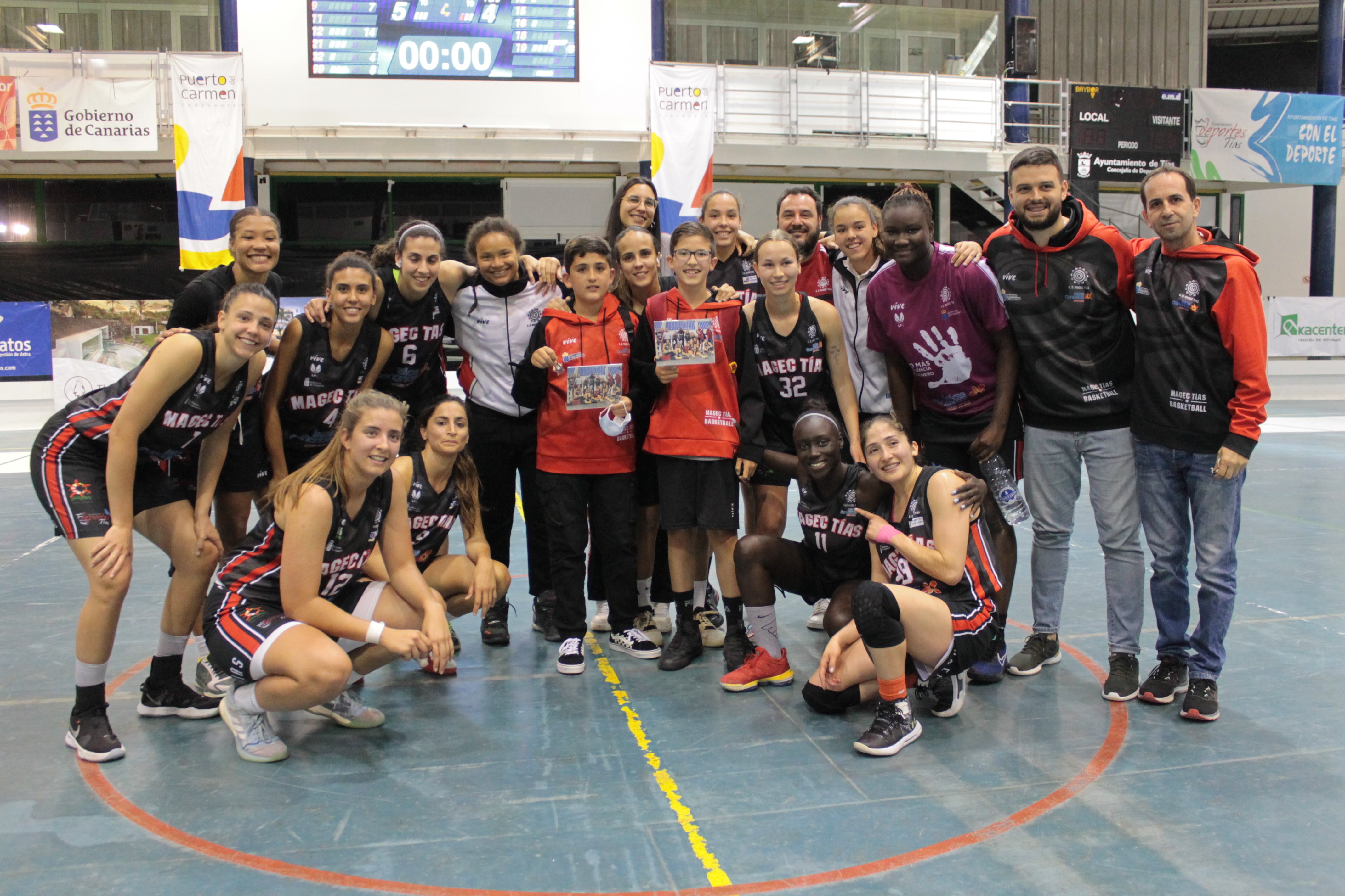 Jugadoras y cuerpo técnico del CD Magec Tías &quot;Contra la Violencia de Género&quot;.