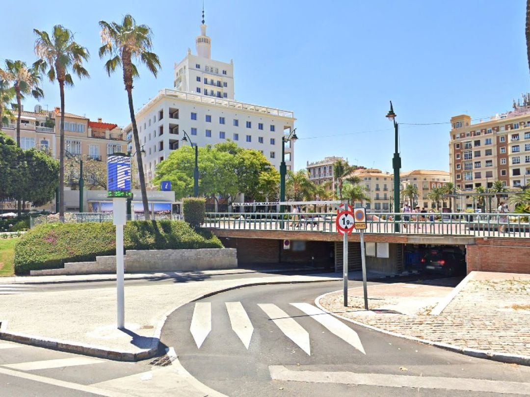 Entrada al aparcamiento municipal de la Plaza de la Marina (Málaga)