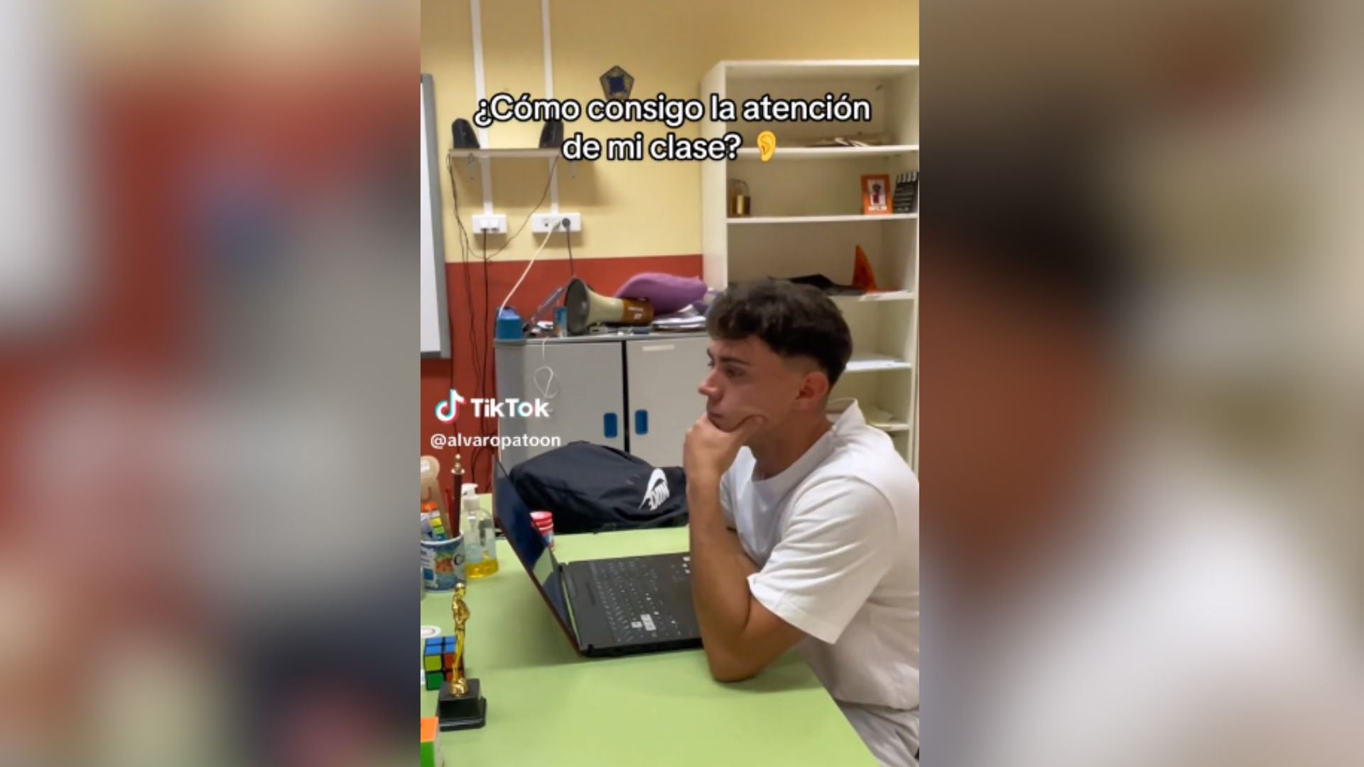 El joven profesor durante una de sus clases