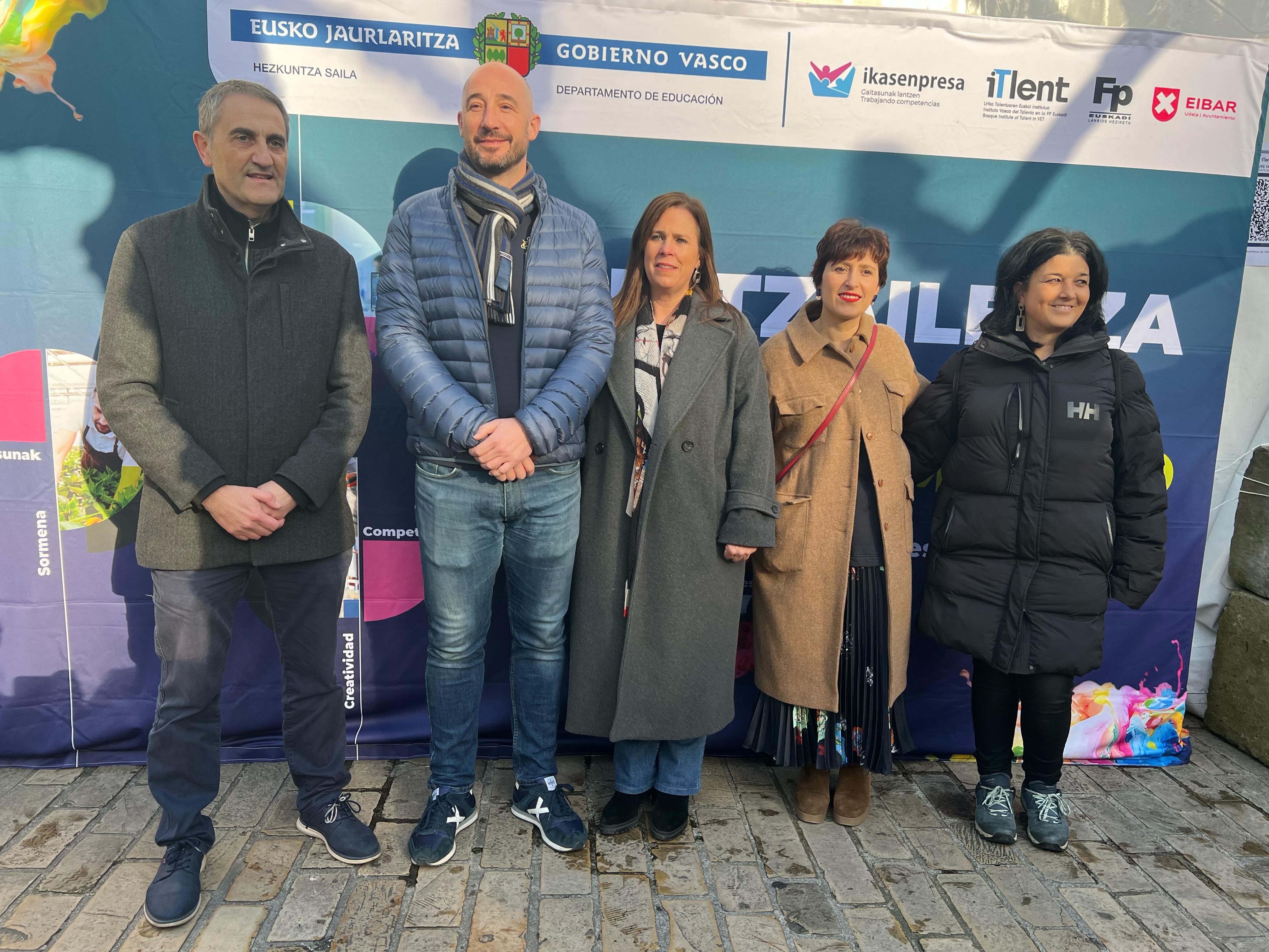 De izquierda a derecha: José Ramón Gómez Laconcha, director ejecutivo de ITLENT; Jon Iraola, alcalde de Eibar, Inge Gorostiaga, directora de de Transformación Digital y Aprendizajes Avanzados del Departamento de Educación; Vanesa Hortas, concejala de Desarrollo Económico; y Ergiña Urzelai, Responsable del Área de Cultura Emprendedora de ITLENT