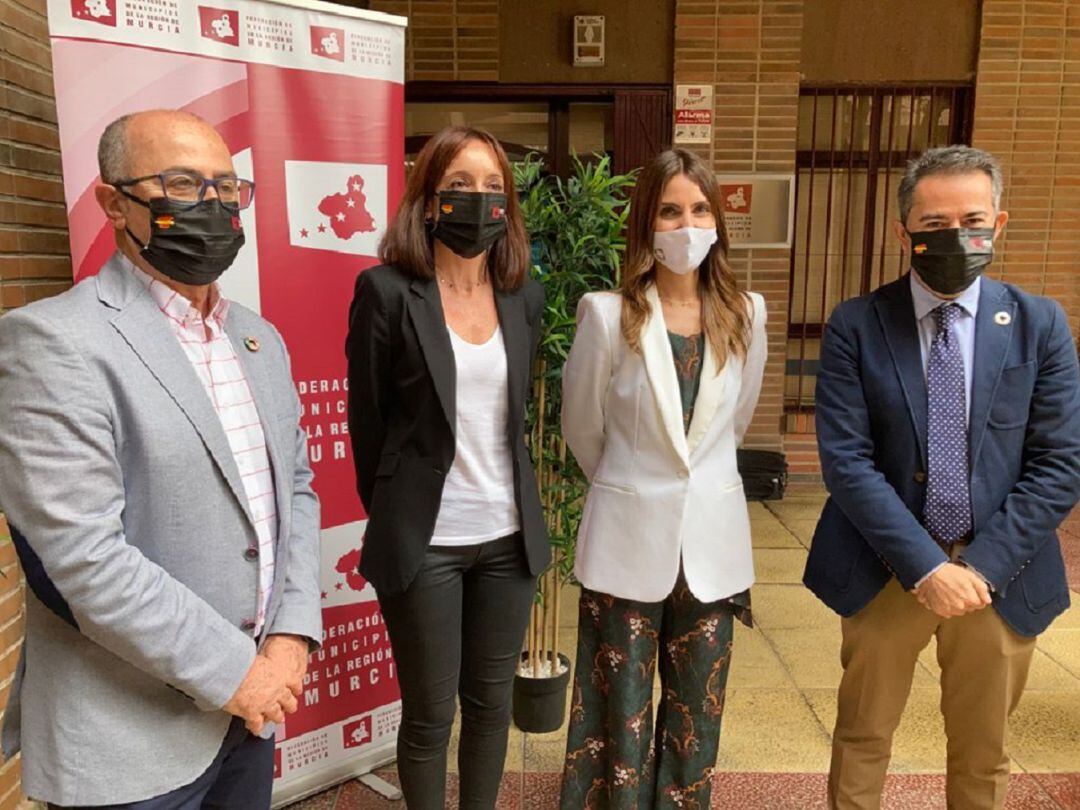 López Pagán (segunda por la derecha), en la reunión con la Federación de Municipios de la Región de Murcia 
