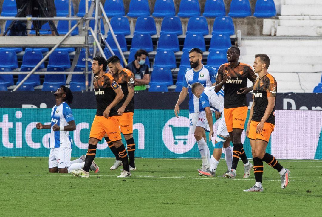 GRAF6989. LEGANÉS (MADRID), El centrocampista del Valencia CF Dani Parejo (2i), tras fallar el penalti ante el Leganés, durante el partido de Liga en Primera División que se disputa este domingo en el estadio de Butarque, en Leganés. EFE, Rodrigo Jiménez
