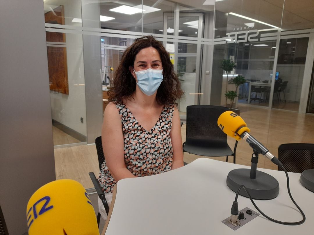 Vanesa González, concejala de IU en el Ayuntamiento de Aranda en los estudios de Radio Aranda Cadena SER