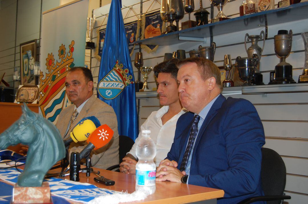 Juan Miguel Becerra en la presentación de Bruno Montelongo junto a Vargas