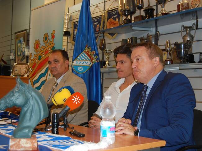 Juan Miguel Becerra en la presentación de Bruno Montelongo junto a Vargas