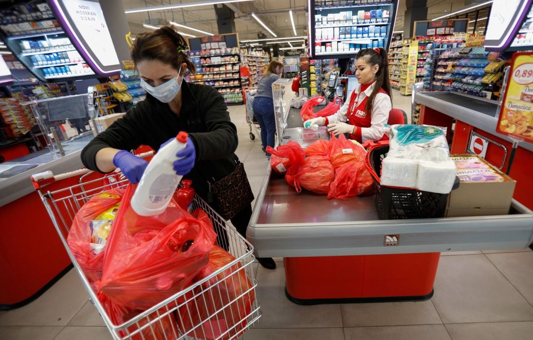 Una mujer con máscara en un supermercado