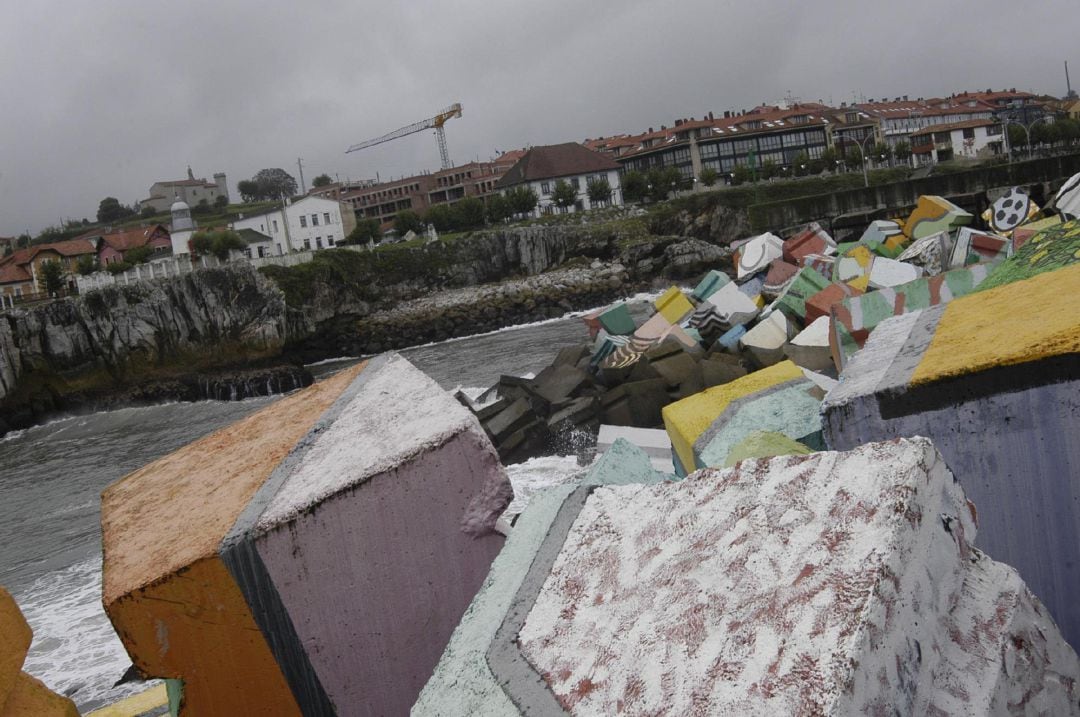 Imagen de LLanes desde el espigón del puerto con los cubos de Ibarrola en primer plano