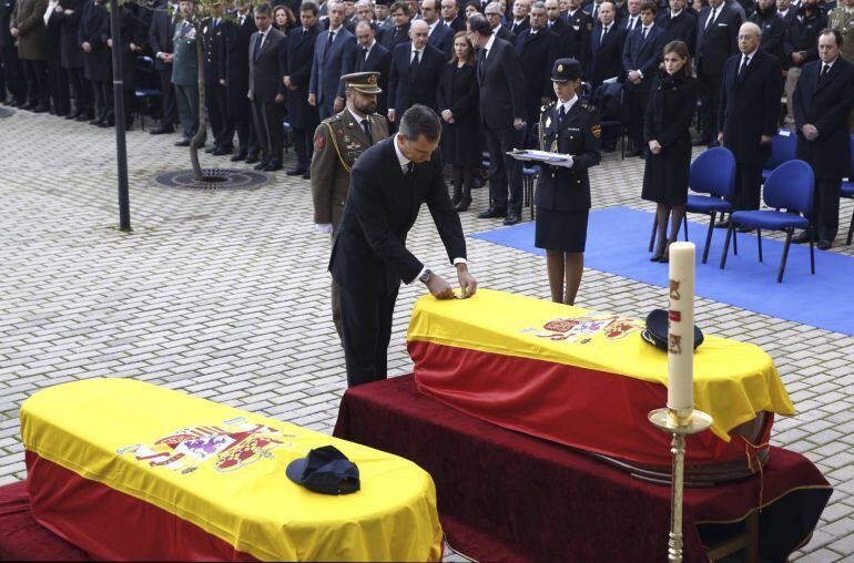 El rey Felipe VI impone la Cruz de Oro al Mérito Policial a título póstumo a los policías fallecidos en el atentado talibán perpetrado en la embajada española en Kabul (Afganistán)