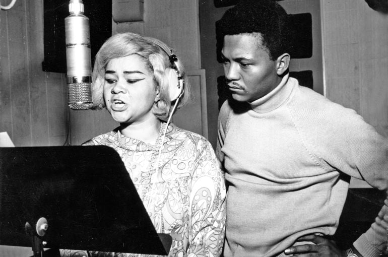 Etta James durante la grabación de &#039;Tell Mama&#039; en los estudios Fame en 1967