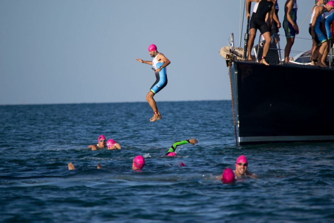 Deportistas saltando desde uno de los barcos de Puerto Sherry 