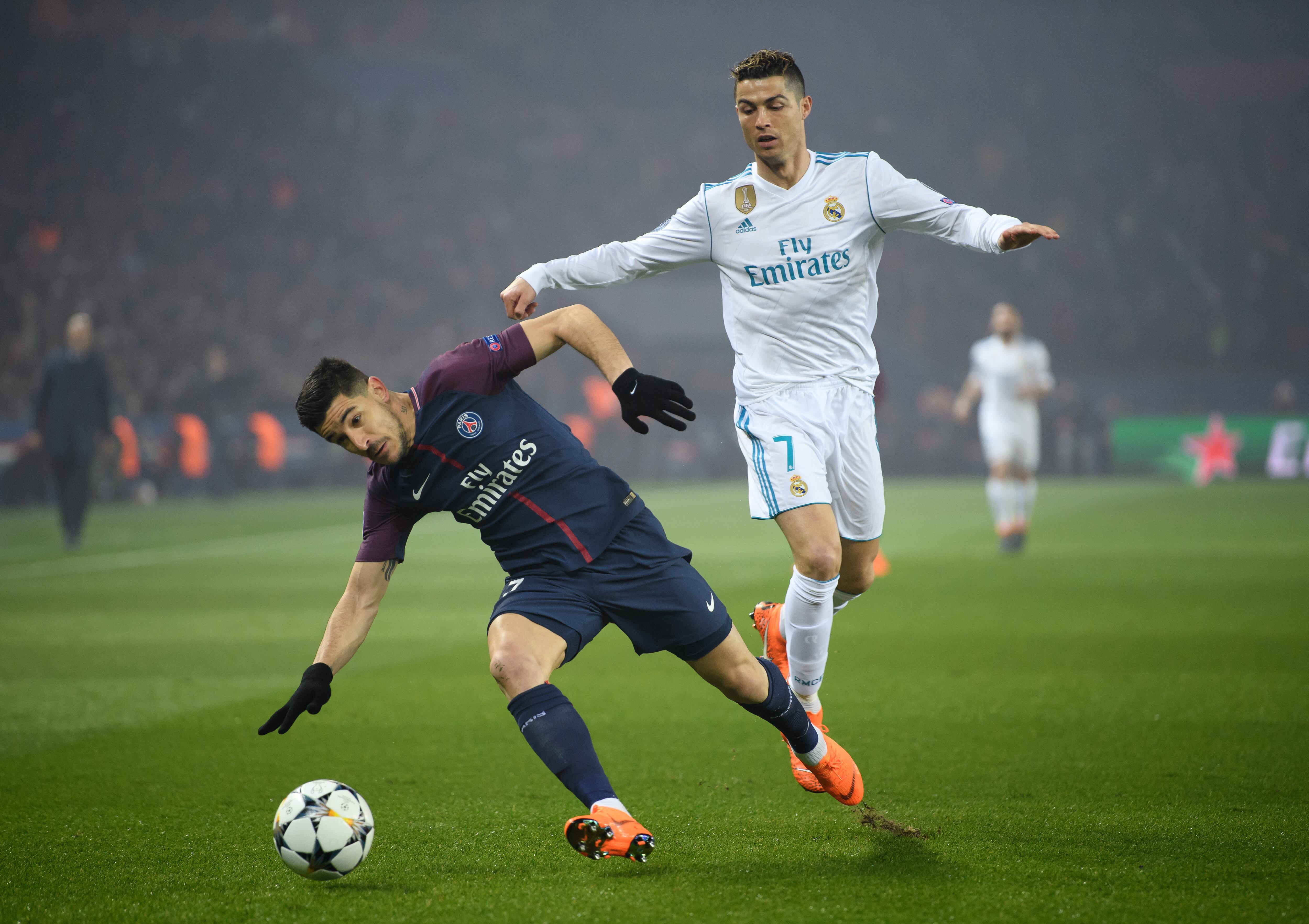 Yuri Berchiche pelea un balón con Cristiano Ronaldo en aquella eliminatoria de Champions League
