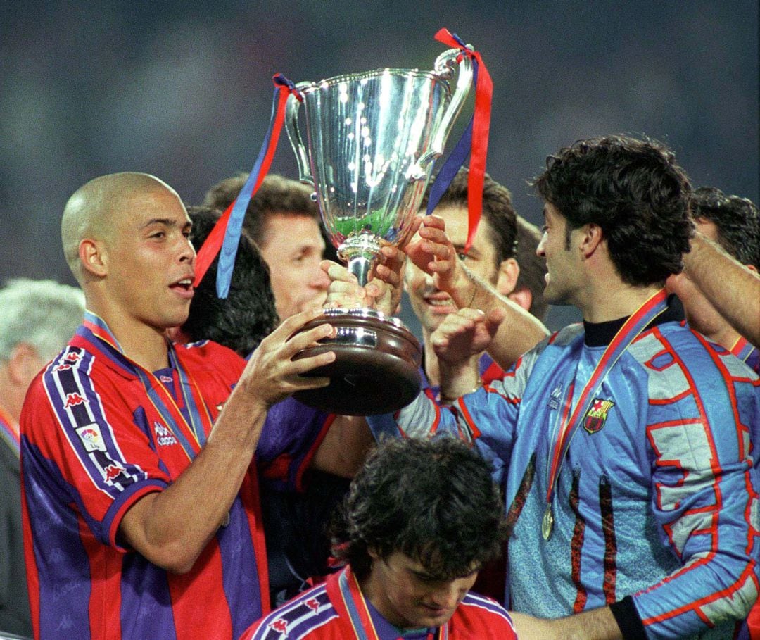 Ronaldo Nazario celebrando un título con el Barça