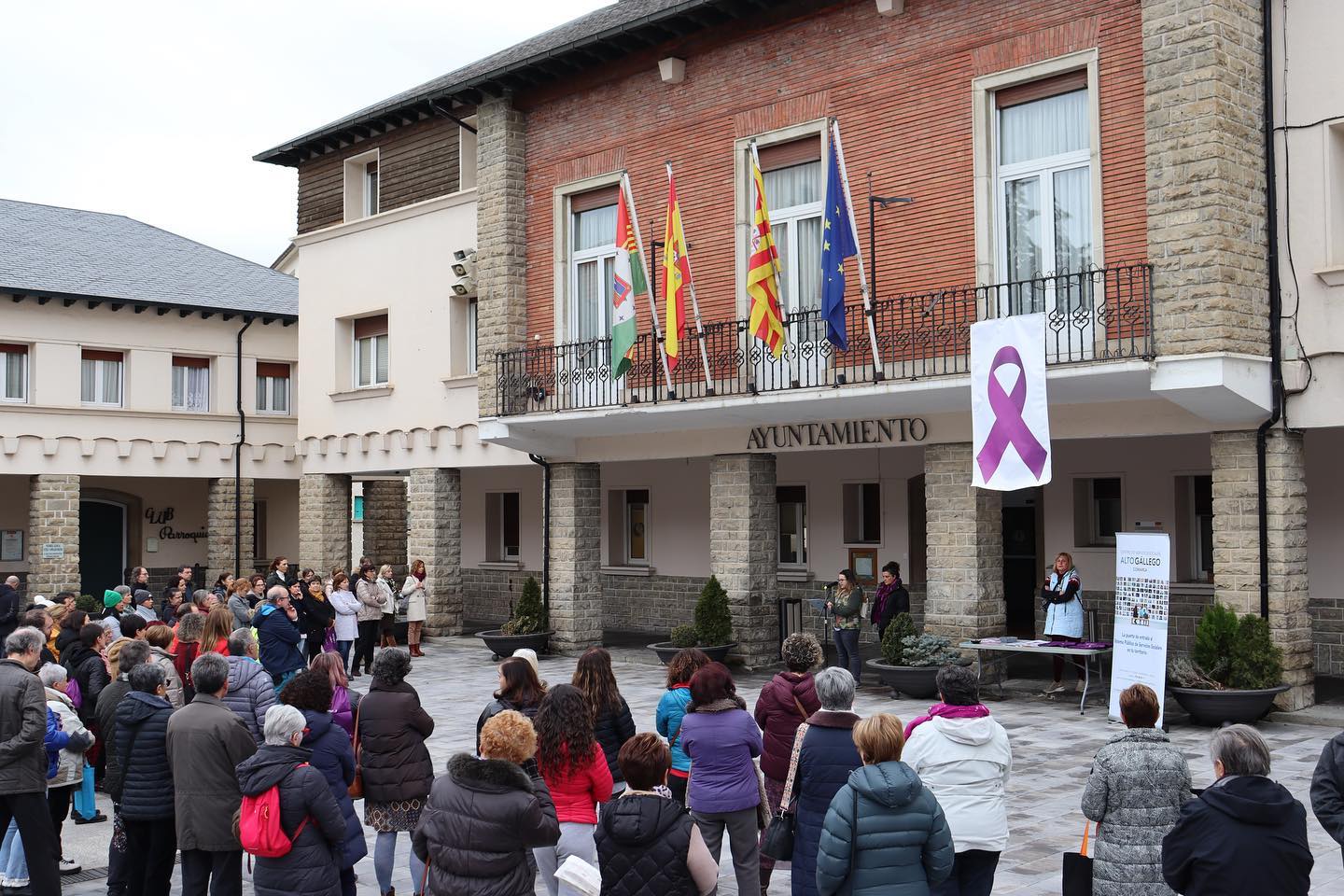 Lectura del manifiesto por el 8M en la plaza España de Sabiñánigo