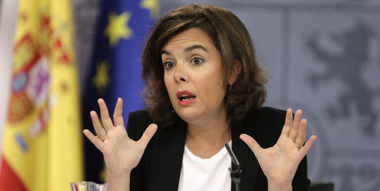 La vicepresidenta del Gobierno en funciones, Soraya Sáenz de Santamaría, durante la rueda de prensa que ha ofrecido hoy tras la reunión del Consejo de Ministros.