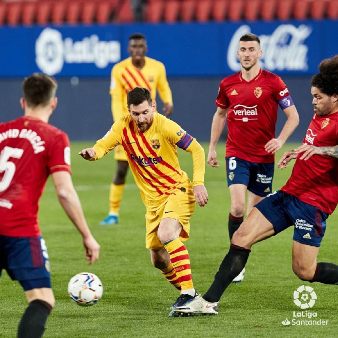 Messi rodeado de jugadores de Osasuna 