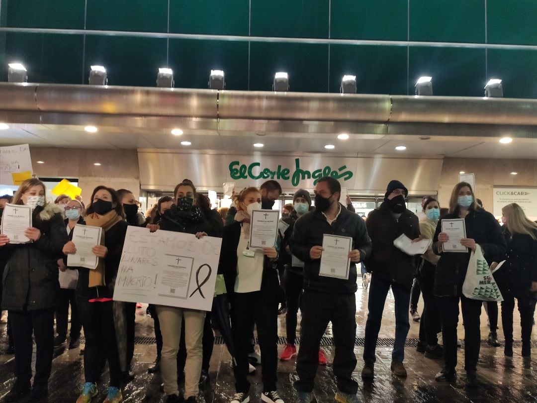 Empleados de el Corte Inglés en Linares durante la concentración a las puertas del centro.