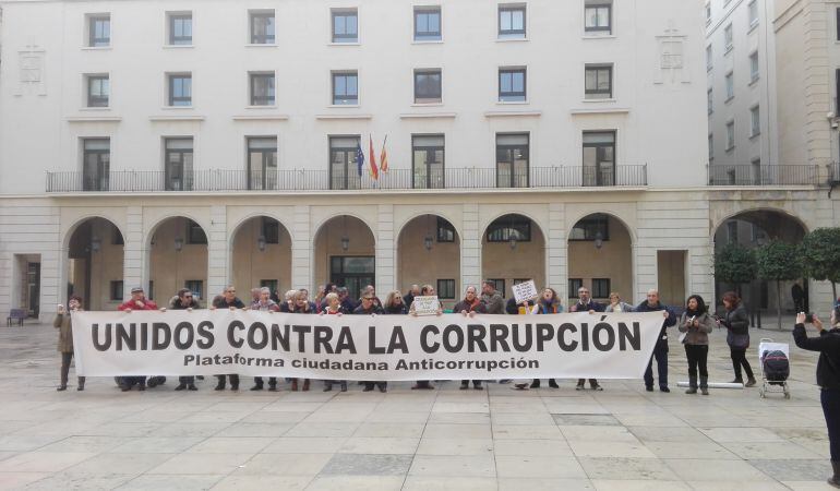 Un momento de la cacerolada convocada durante el pleno ordinario de enero.