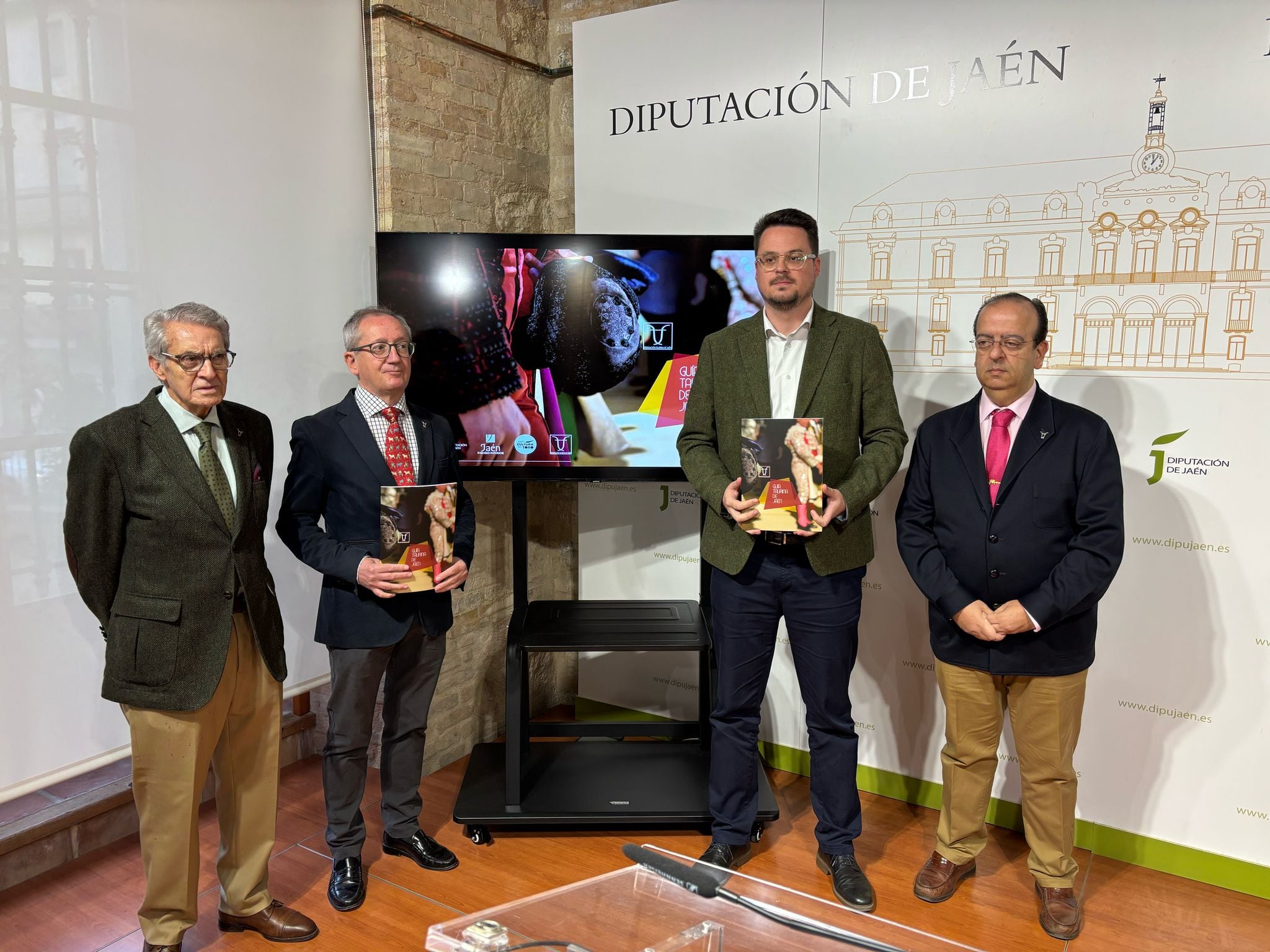 Manuel Torres López, Lope Morales, Fran Lozano y Juan de Dios Gómez presentan la Guía Taurina de Jaén.