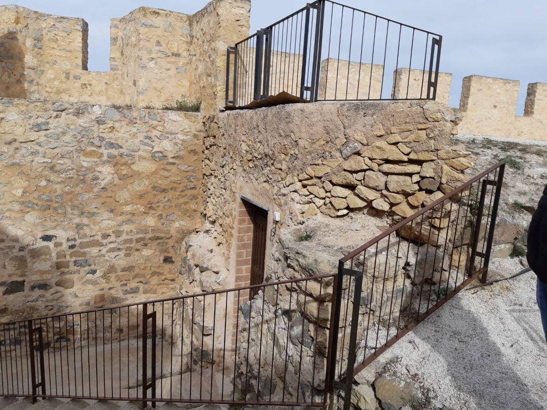 Interior del castillo de Sax donde se está trabajando 