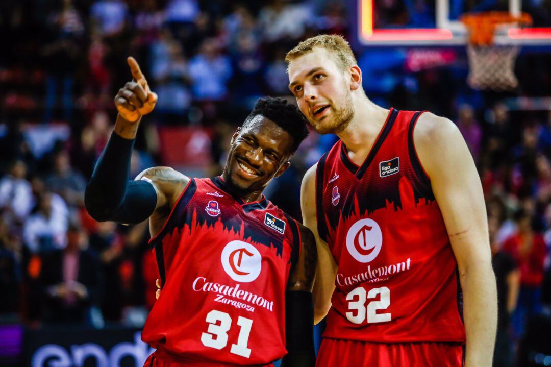 Ennis y Hlinasson en el último partido ante Baskonia