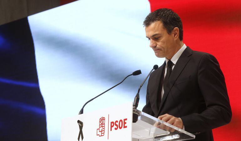 El líder del PSOE, Pedro Sánchez, tras la declaración ofrecida en la Feria de Madrid (Ifema), donde el PSOE tenía todo preparado para celebrar este fin de semana su Conferencia Política, en la que ha reclamado la &quot;unidad de todos los países y todos los de