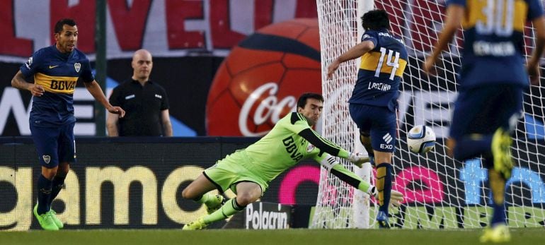 Nicolás Lodeiro marca el tanto de la victoria de Boca ante River.