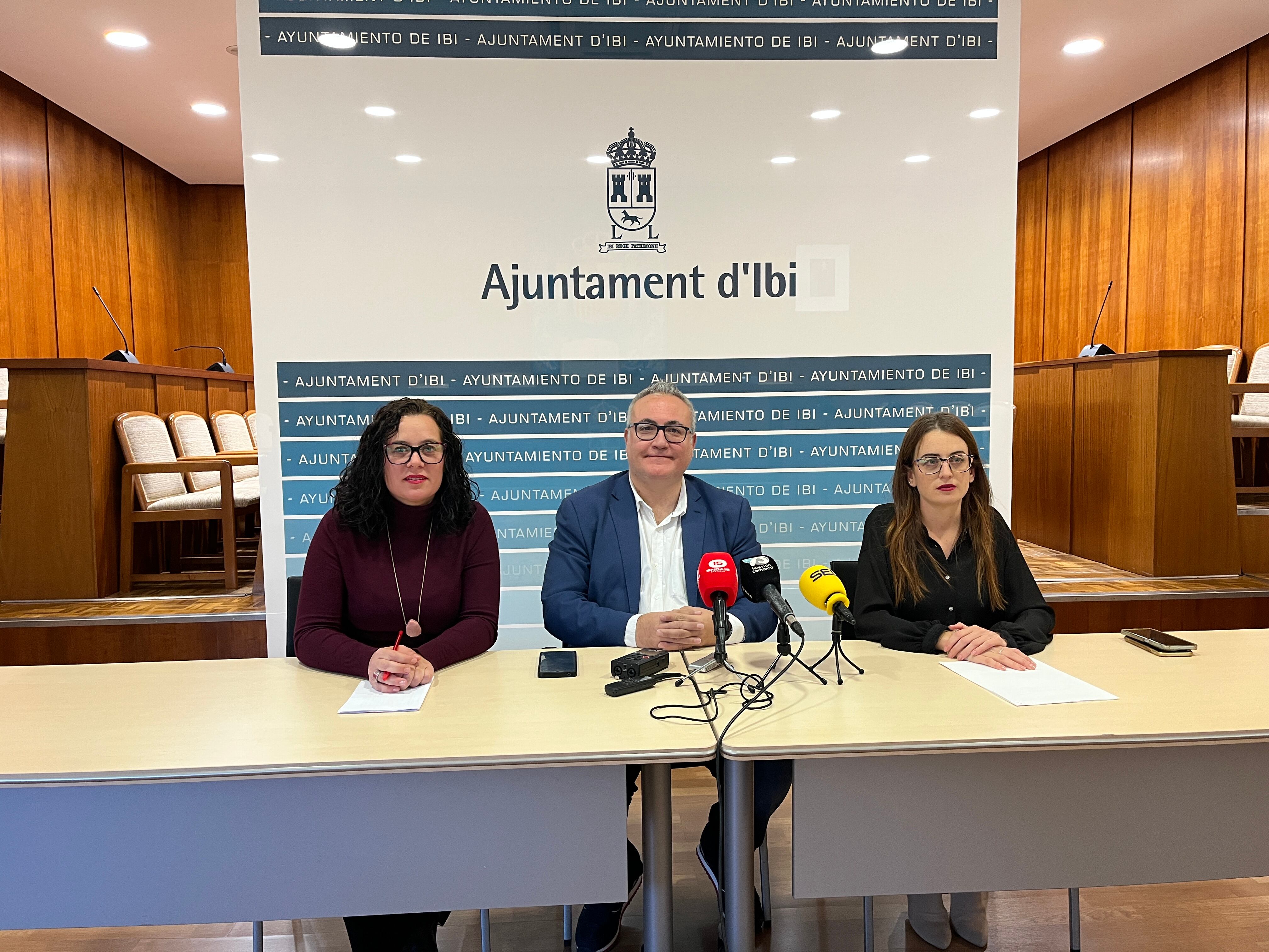 Nuria Pina, Sergio Carrasco y Aitana Gandía en el Ayuntamiento de Ibi