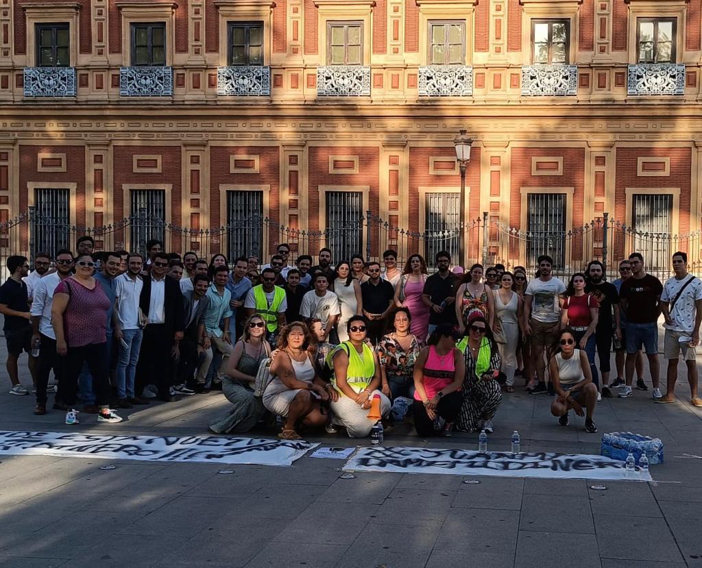 Jóvenes andaluces en la protesta en el Palacio de San Telmo para reclamar el pago del bono de alquiler