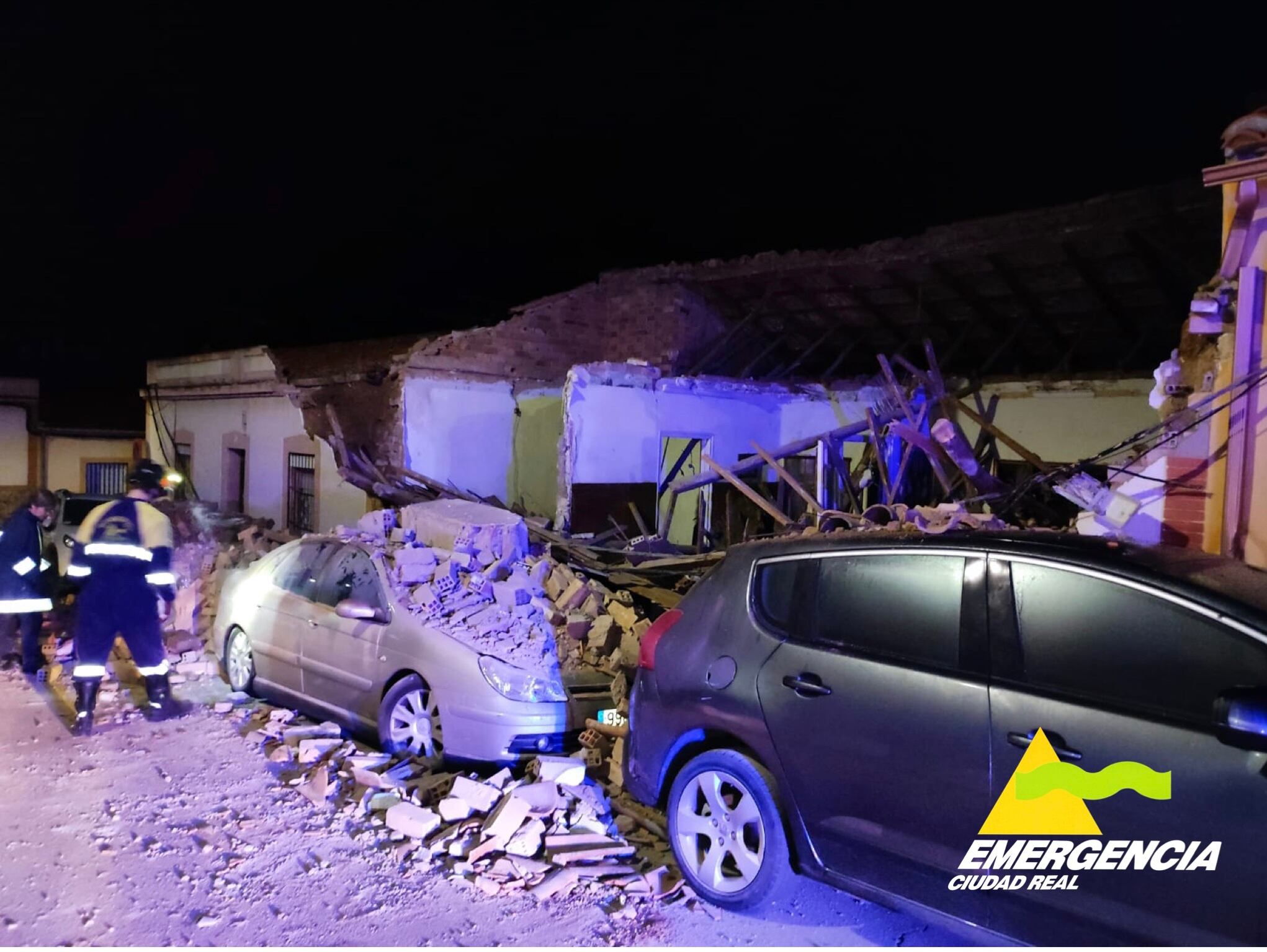 Imágenes del derrumbe sobre vehículos estacionados